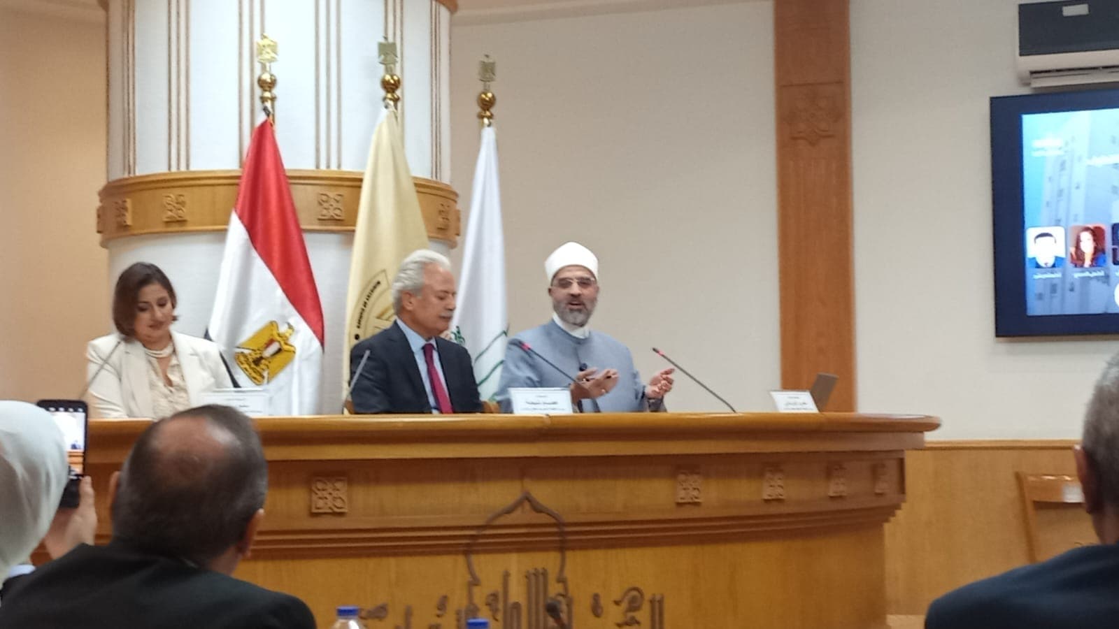 السياسة والأخبار