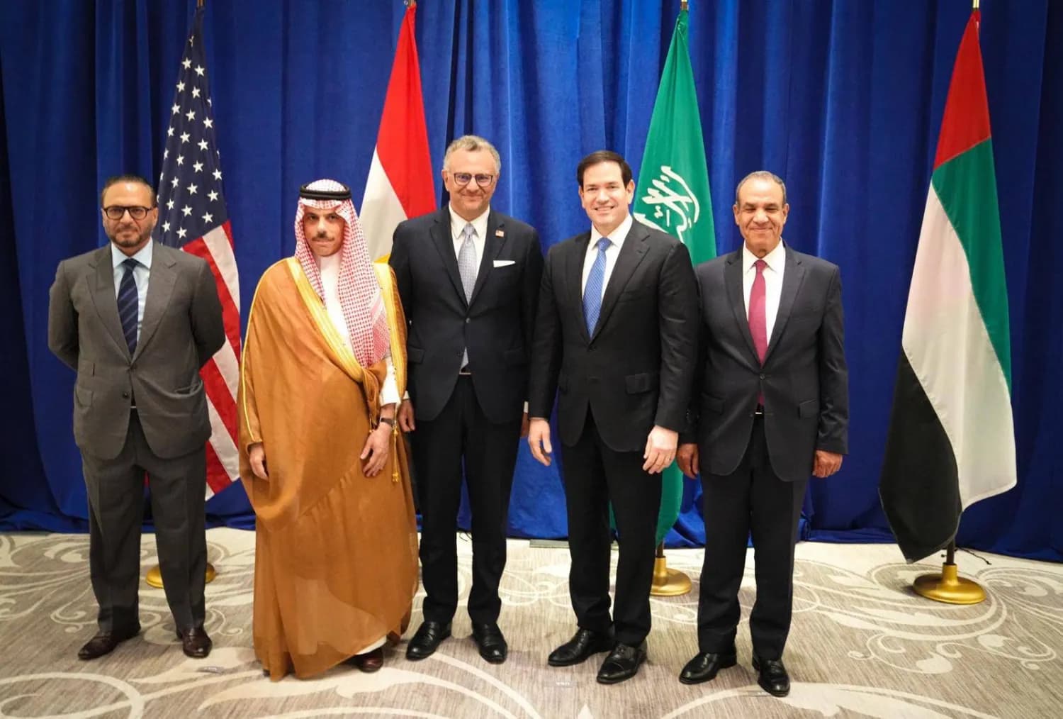 السياسة والأخبار